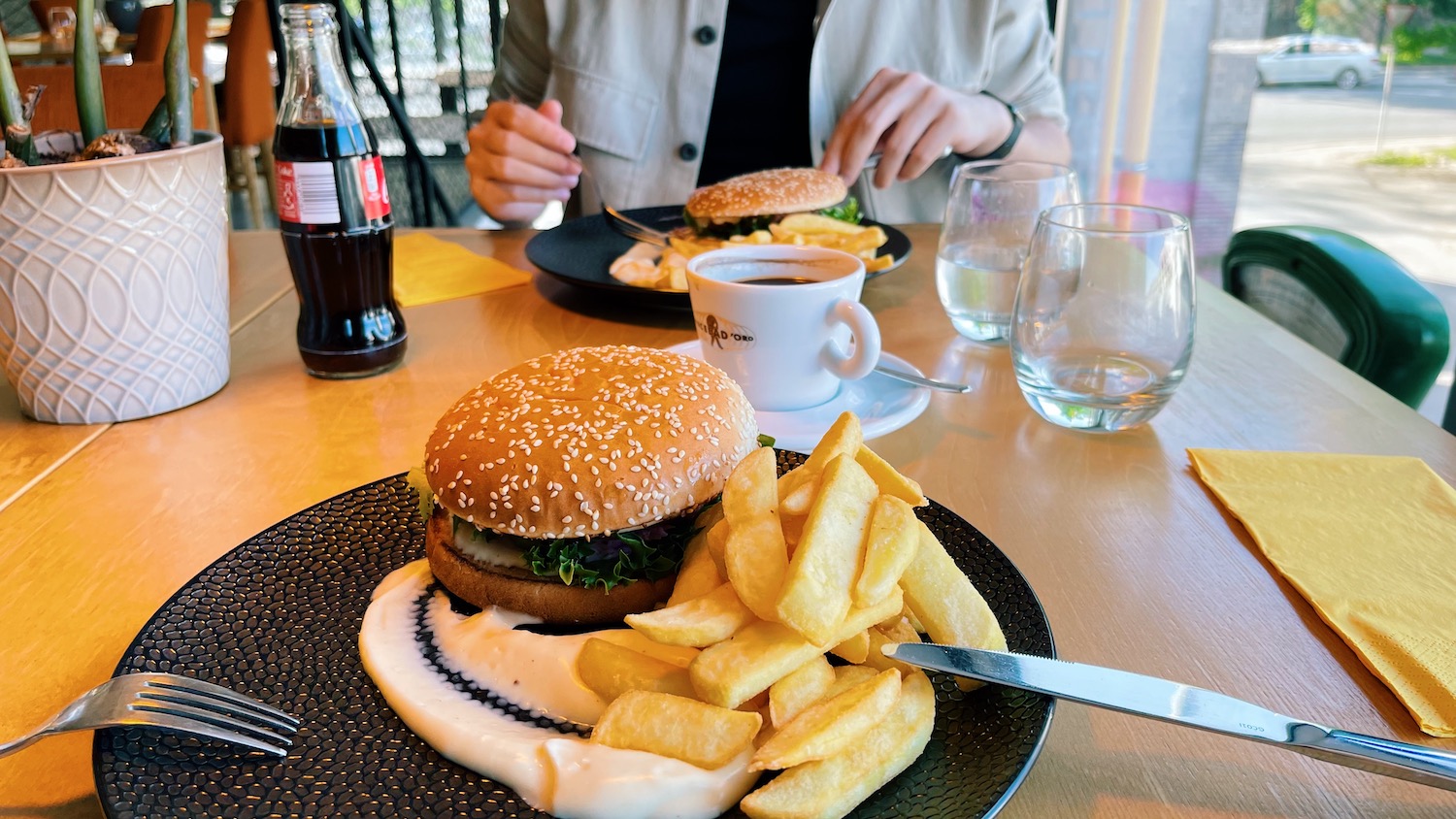 Beyond burger Tikster Tihane restoranis Tartus, Eesti Paigad