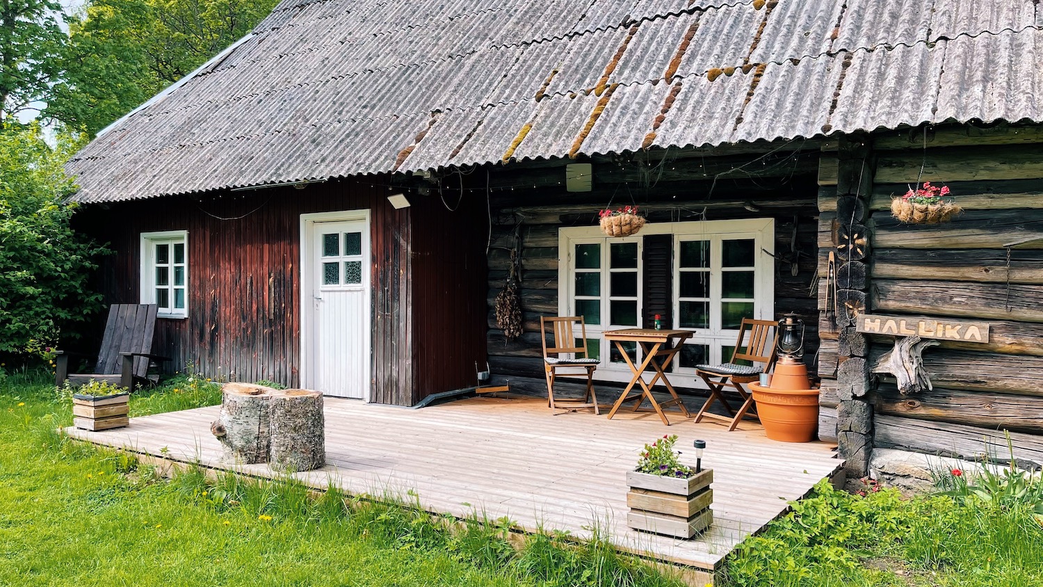 Hallika Talu majutus, Eesti Paigad