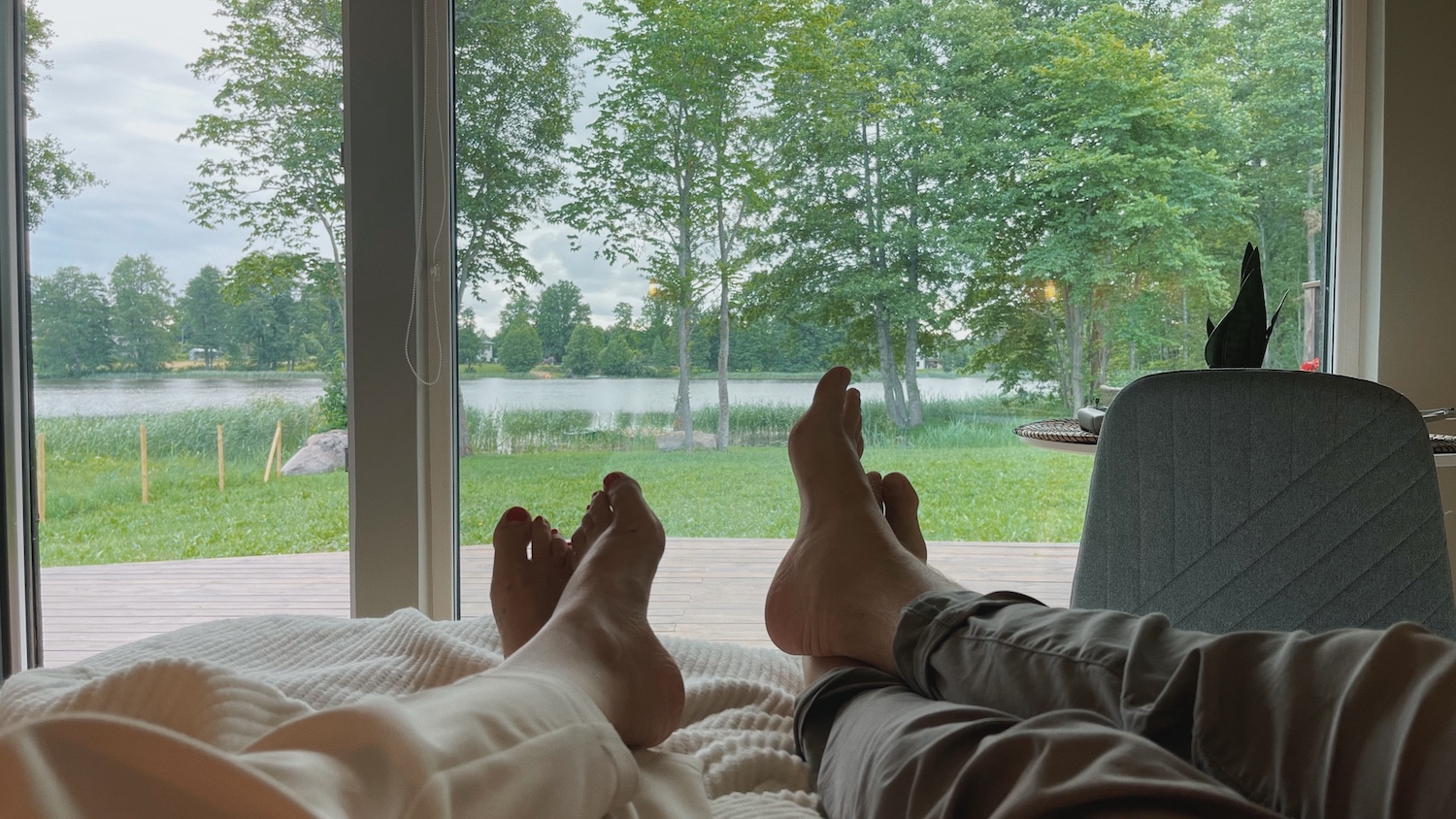 Kaldapealne Auksi puhkemaja järve ääres Viljandimaal, parimad puhkemajad Eestis