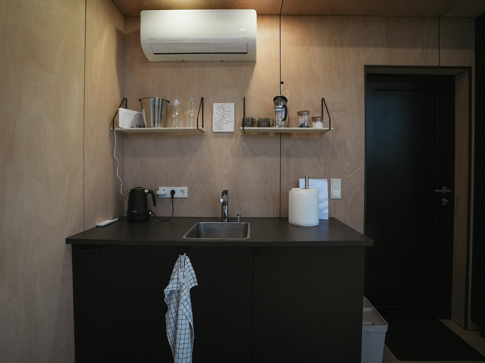 A holiday house with a sauna and a hot tub in the woods, Estonian cabin mirror house with jacuzzi - Juniper Minivillas, the best holiday homes in Estonia