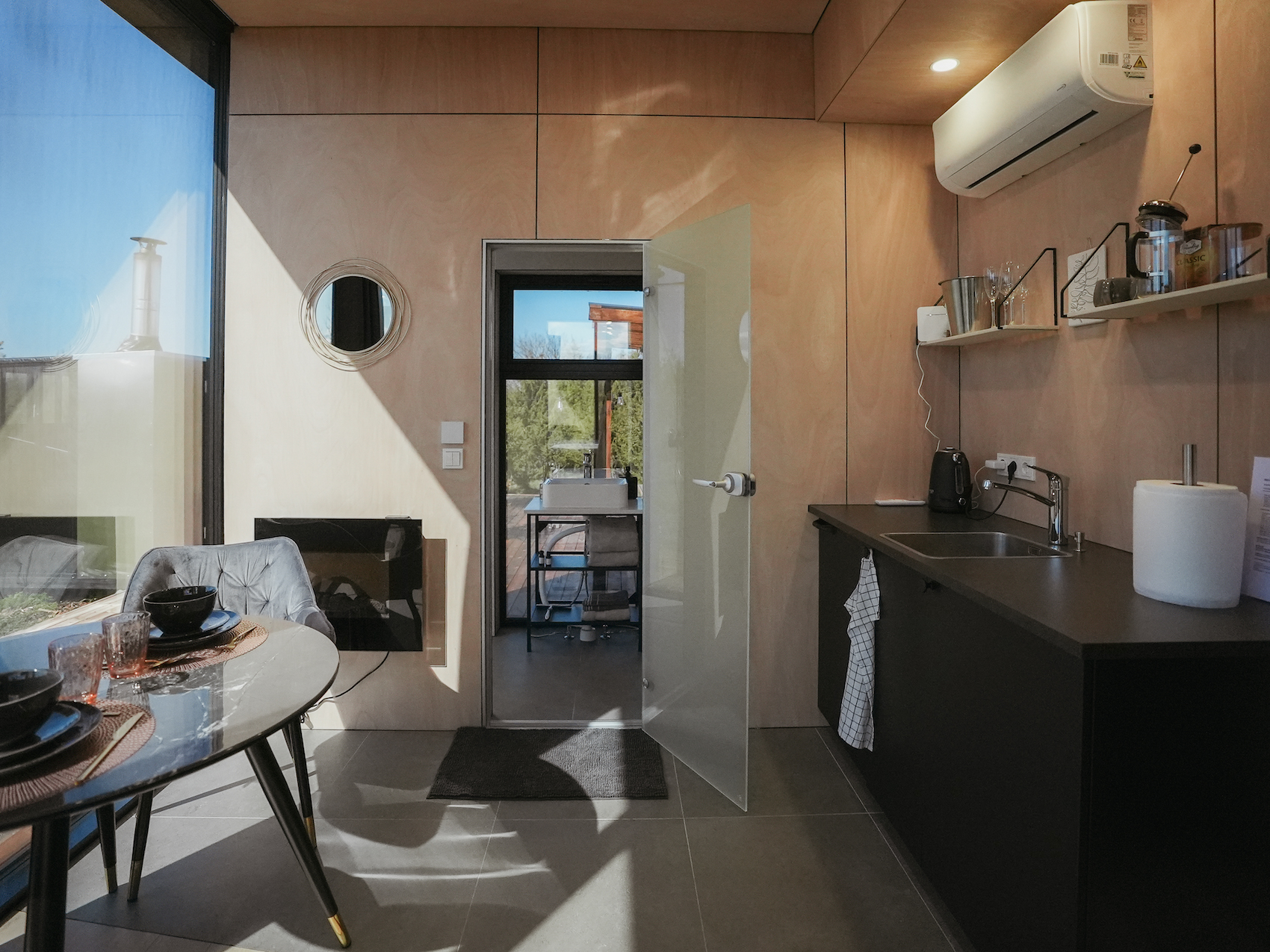 A holiday house with a sauna and a hot tub in the woods, Estonian cabin mirror house with jacuzzi - Juniper Minivillas, the best holiday homes in Estonia