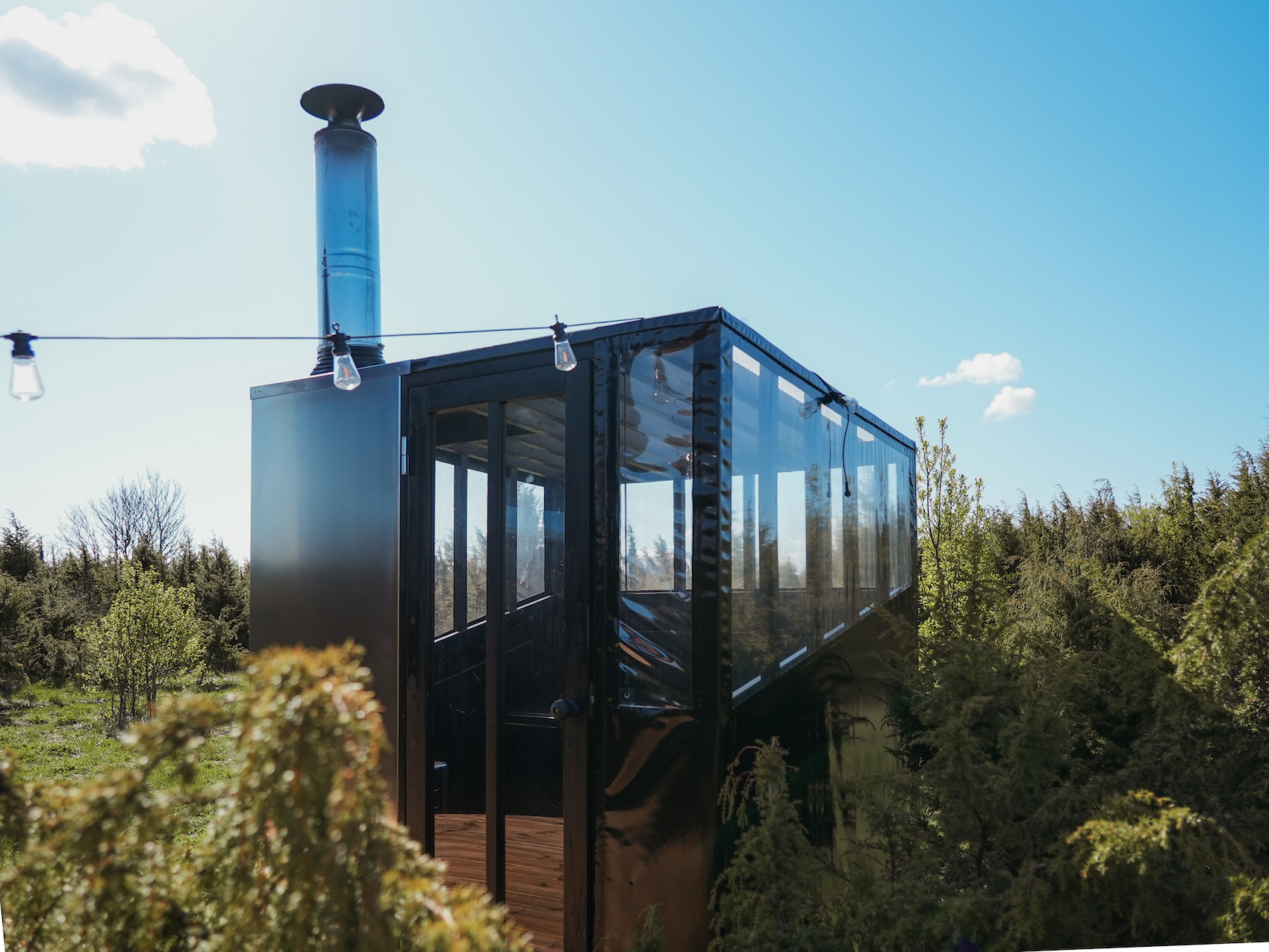 A holiday house with a sauna and a hot tub in the woods, Estonian cabin mirror house with jacuzzi - Juniper Minivillas, the best holiday homes in Estonia