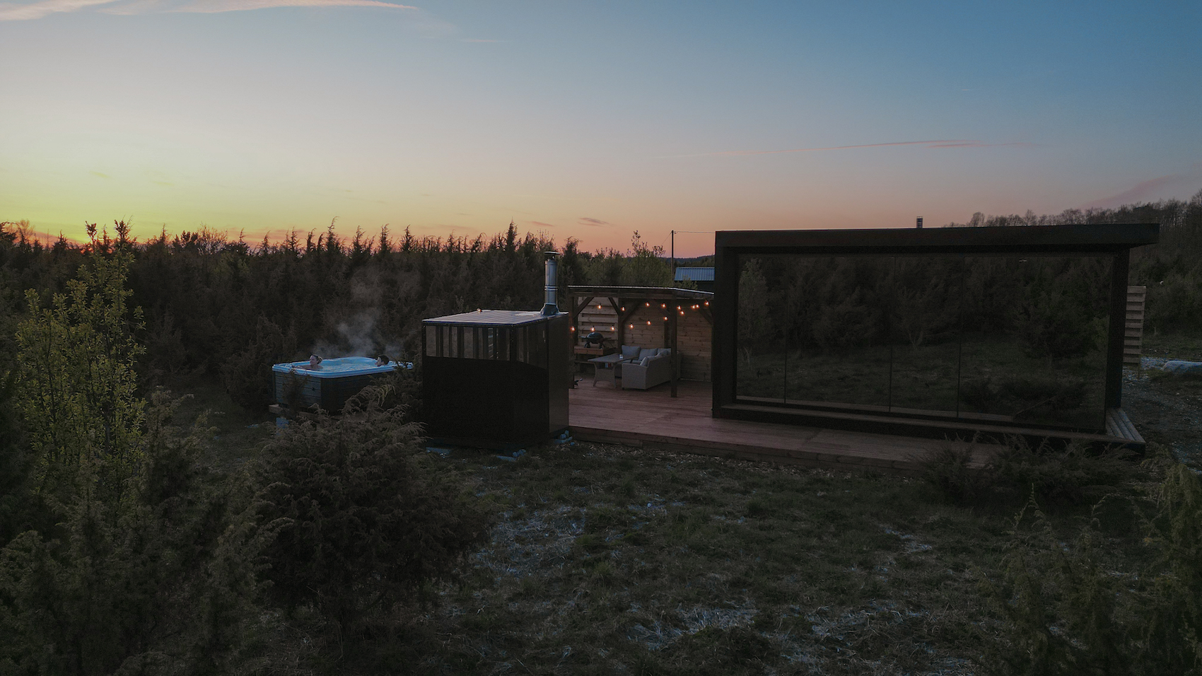 Saunaga mullivanniga puhkemaja Läänemaal metsas kadakate vahel Juniper minivillad, parimad puhkemajad Eestis