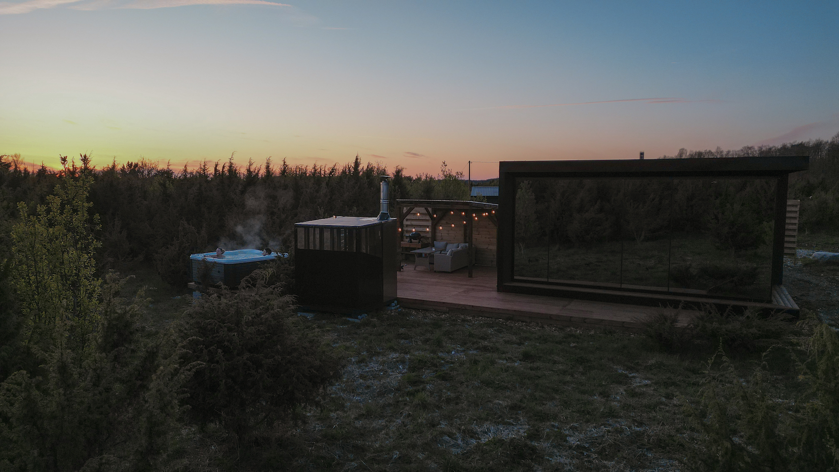 A holiday house with a sauna and a hot tub in the woods, Estonian cabin mirror house with jacuzzi - Juniper Minivillas, the best holiday homes in Estonia