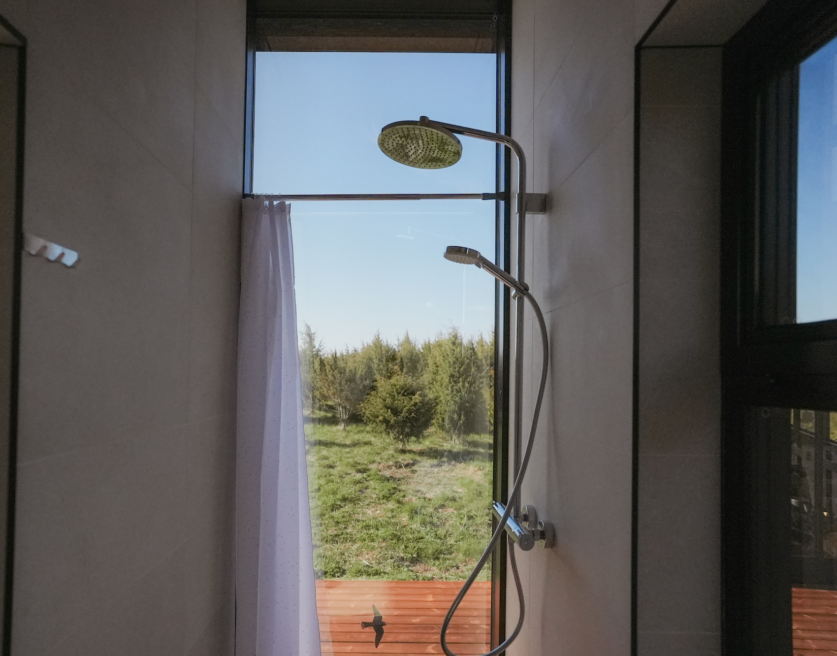 A holiday house with a sauna and a hot tub in the woods, Estonian cabin mirror house with jacuzzi - Juniper Minivillas, the best holiday homes in Estonia