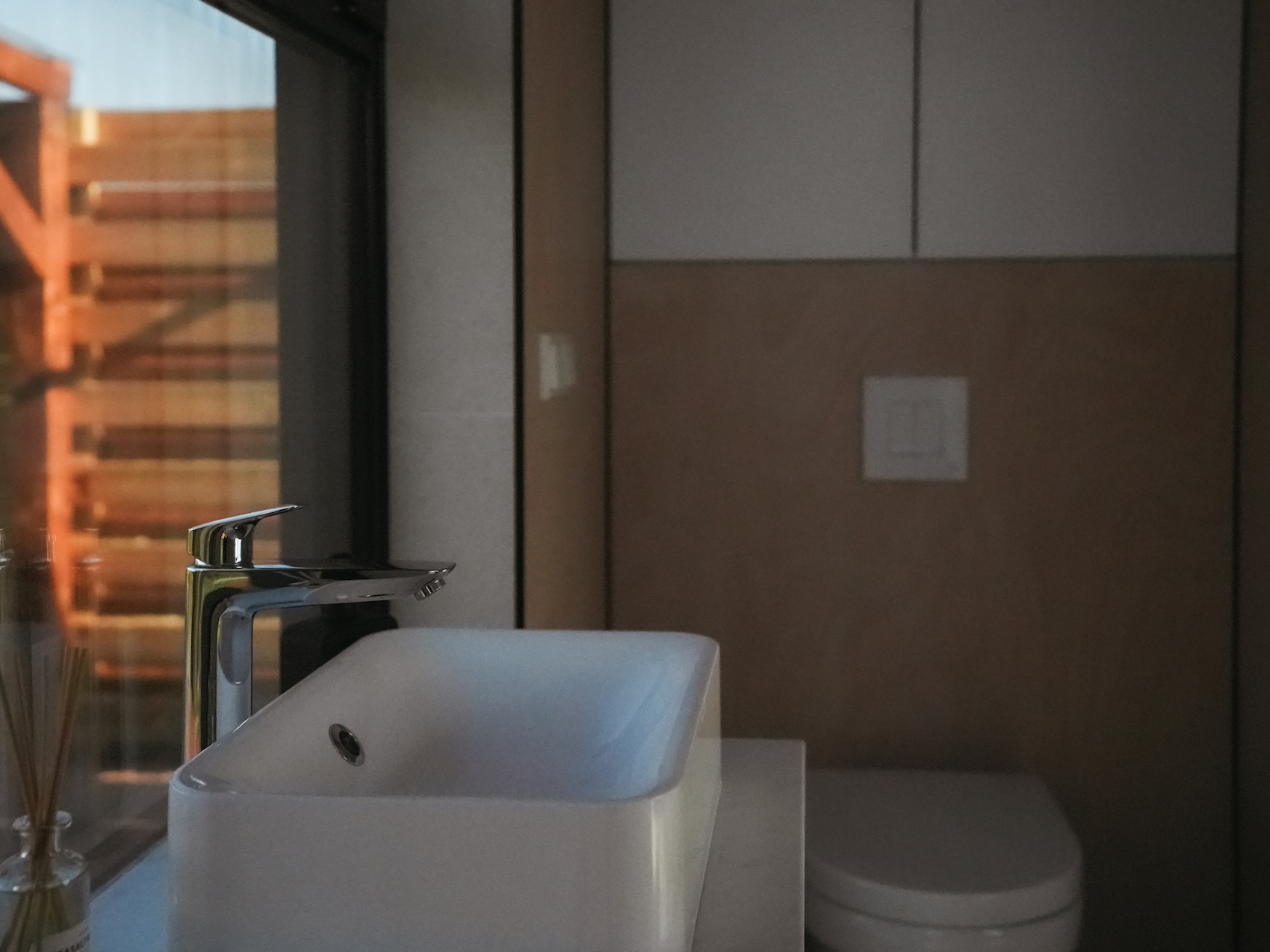 A holiday house with a sauna and a hot tub in the woods, Estonian cabin mirror house with jacuzzi - Juniper Minivillas, the best holiday homes in Estonia