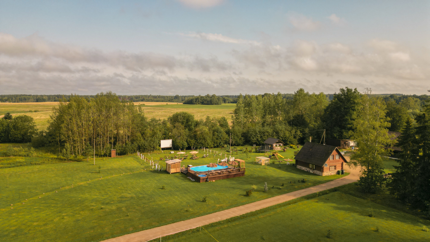 Mäe-Kolga talu klaasist energiapüramiid elamusmajutus Võrumaal looduskaunis puhkemaja basseiniga, parimad puhkemajad Eestis