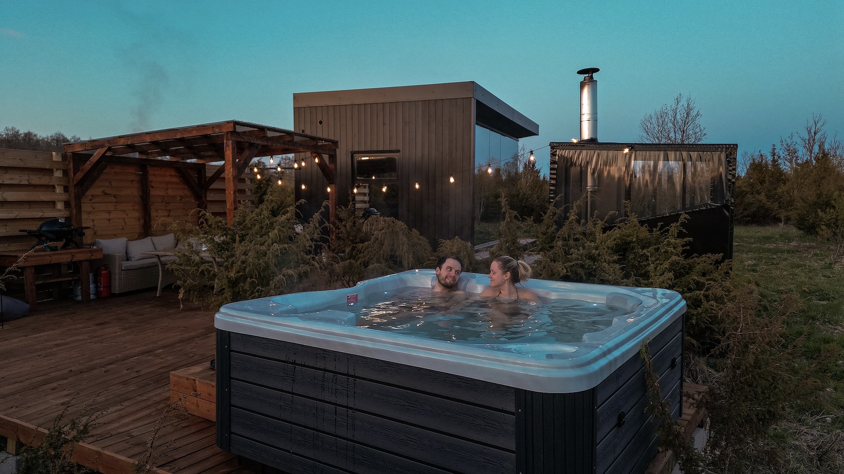 A holiday house with a sauna and a hot tub in the woods, Estonian cabin mirror house with jacuzzi - Juniper Minivillas, the best holiday homes in Estonia