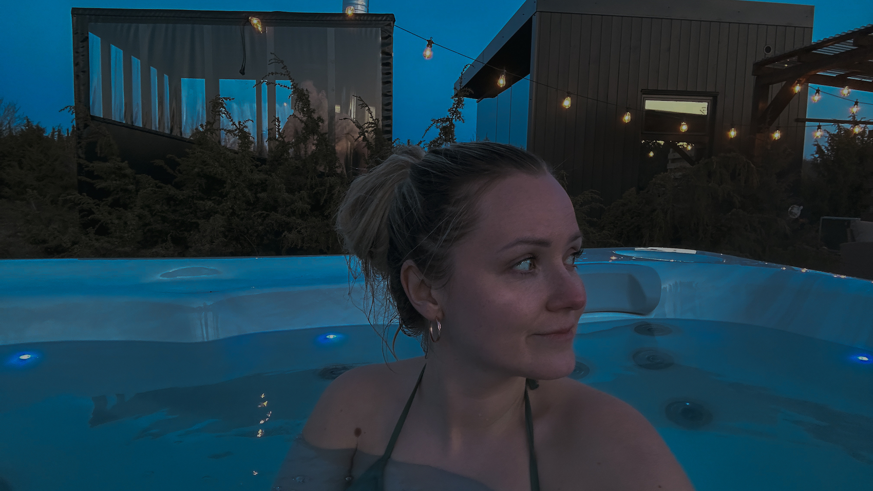 A holiday house with a sauna and a hot tub in the woods, Estonian cabin mirror house with jacuzzi - Juniper Minivillas, the best holiday homes in Estonia