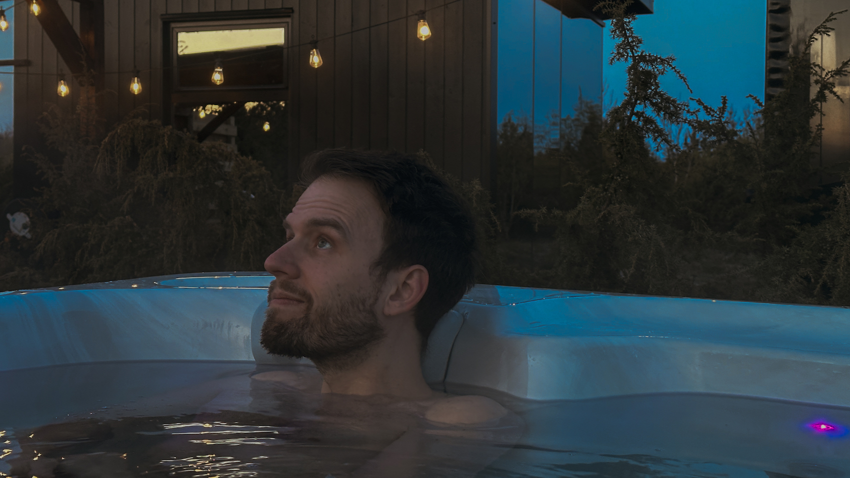 A holiday house with a sauna and a hot tub in the woods, Estonian cabin mirror house with jacuzzi - Juniper Minivillas, the best holiday homes in Estonia