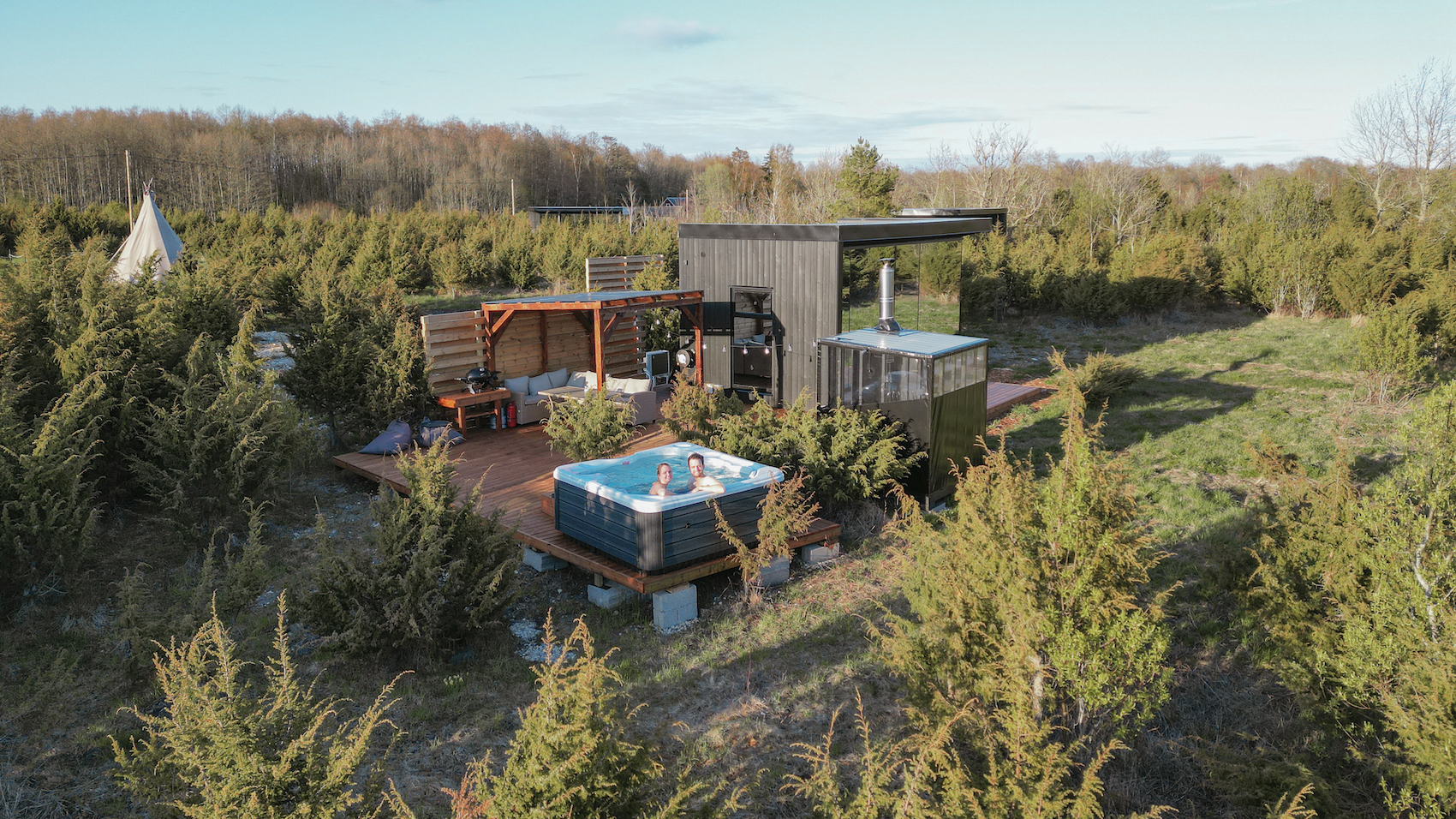 A holiday house with a sauna and a hot tub in the woods, Estonian cabin mirror house with jacuzzi - Juniper Minivillas, the best holiday homes in Estonia
