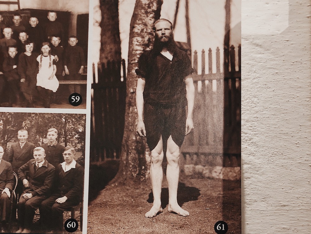 Foto Paljasjalgsest Tõnissonist