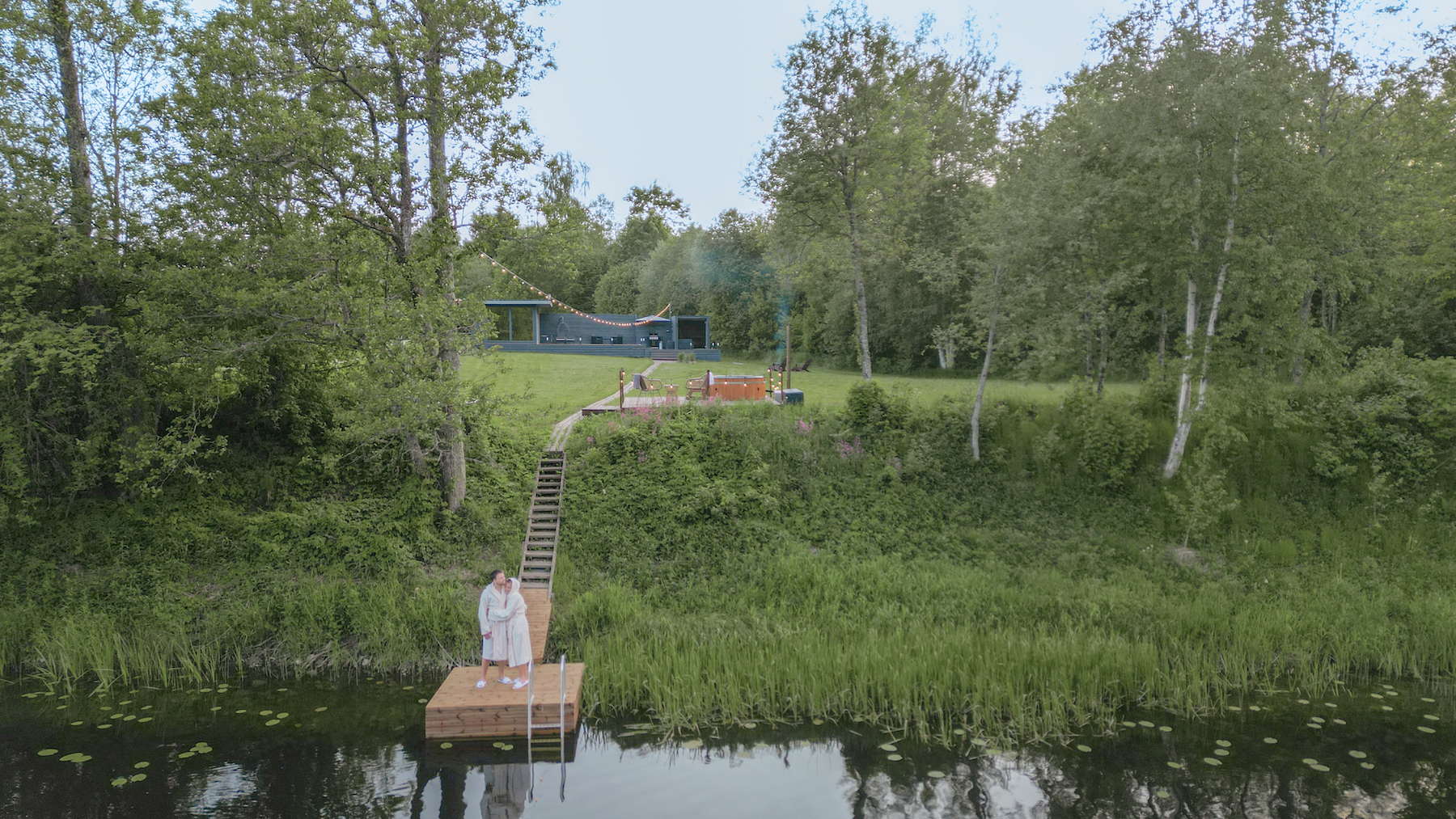 Käärapesa ehk Pesad Stay puhkemaja Pärnumaal Pärnu jõe ääres sauna ja kümblustünniga, parimad puhkemajad Eestis