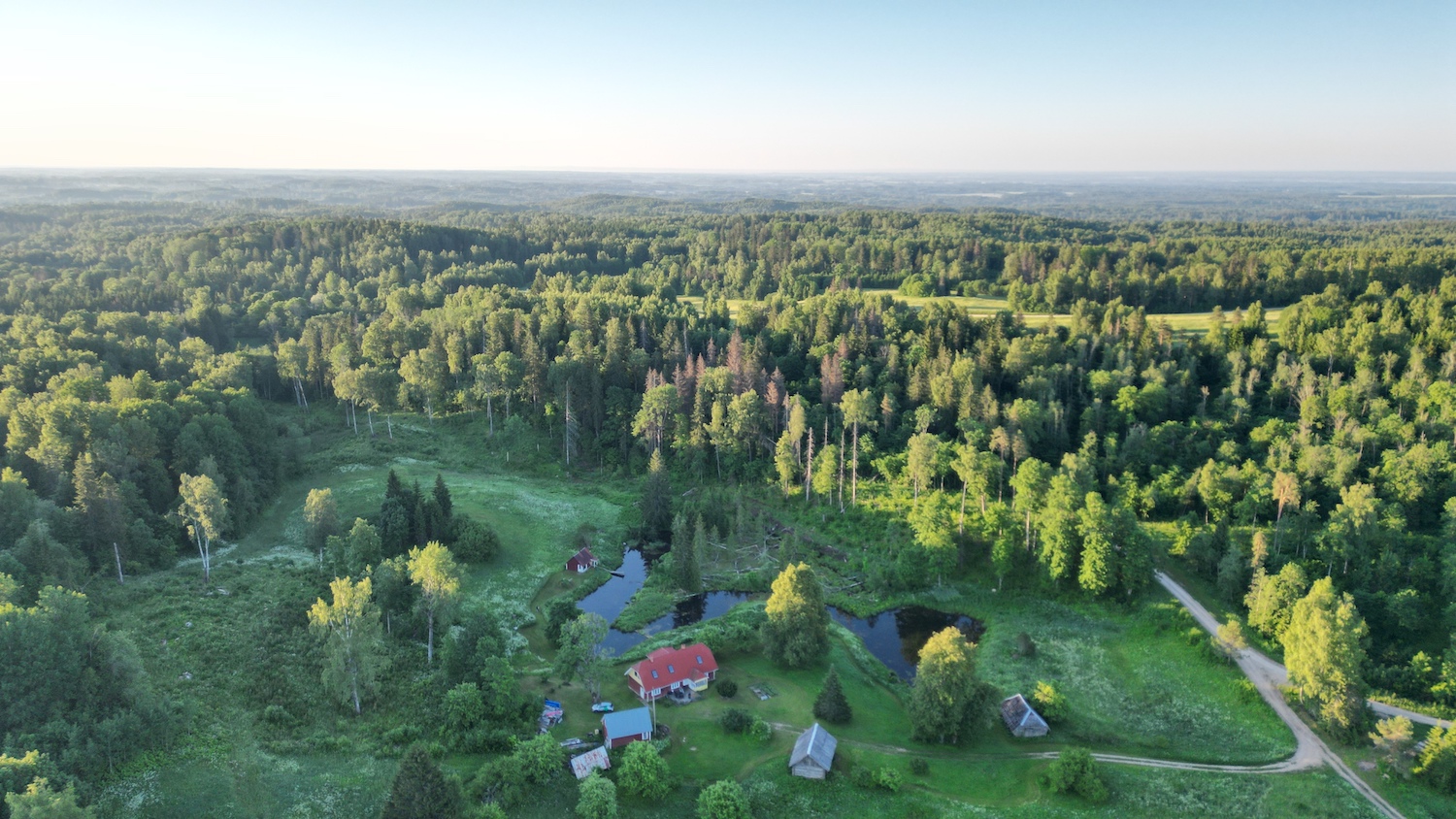 Poet's Nest kodumajutus, luuletaja suvekodu valgamaal, ilusad puhkemajad Eestis