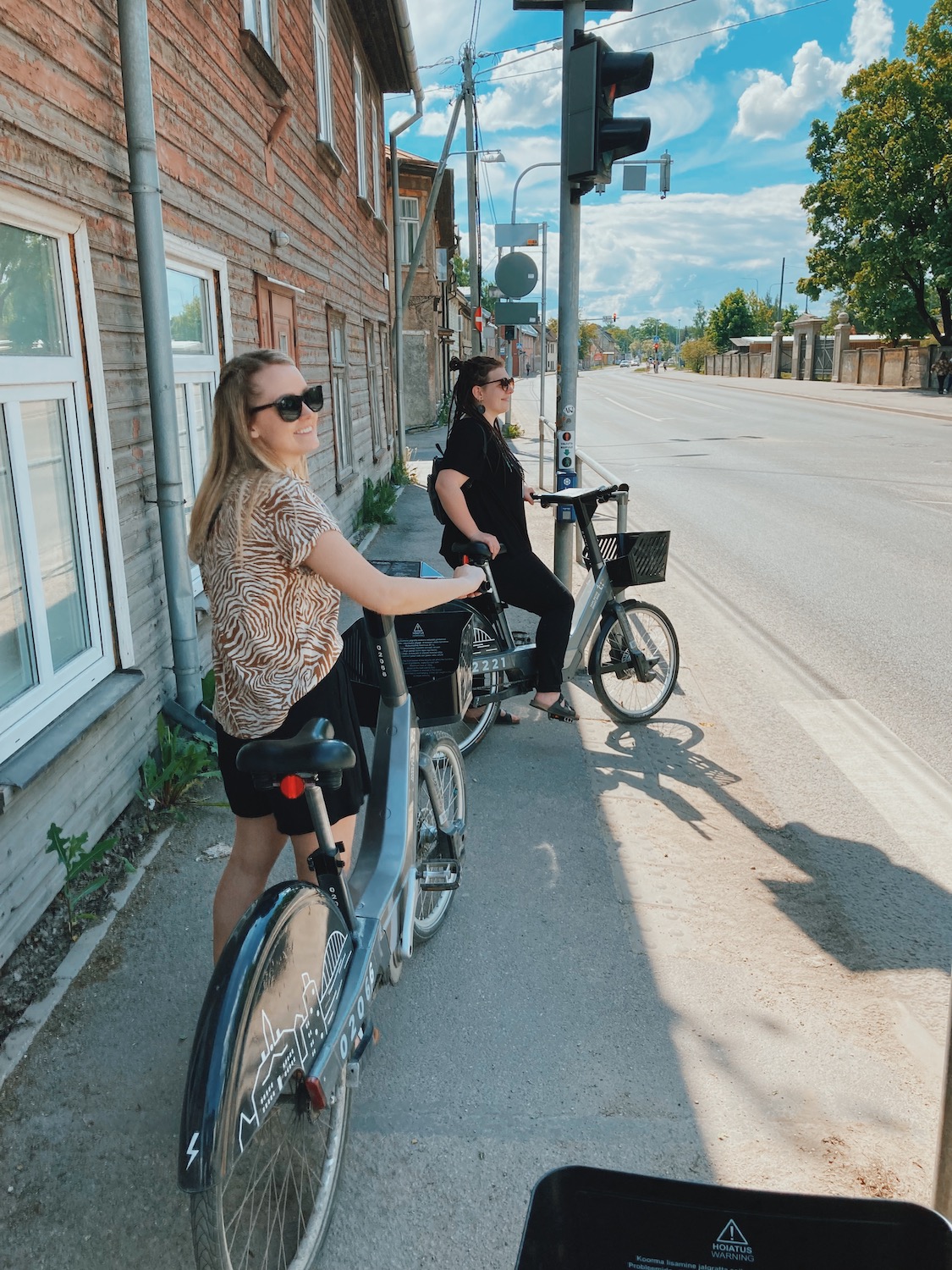 Pseudotours tänavakunsti tuur Karlovas, Eesti Paigad