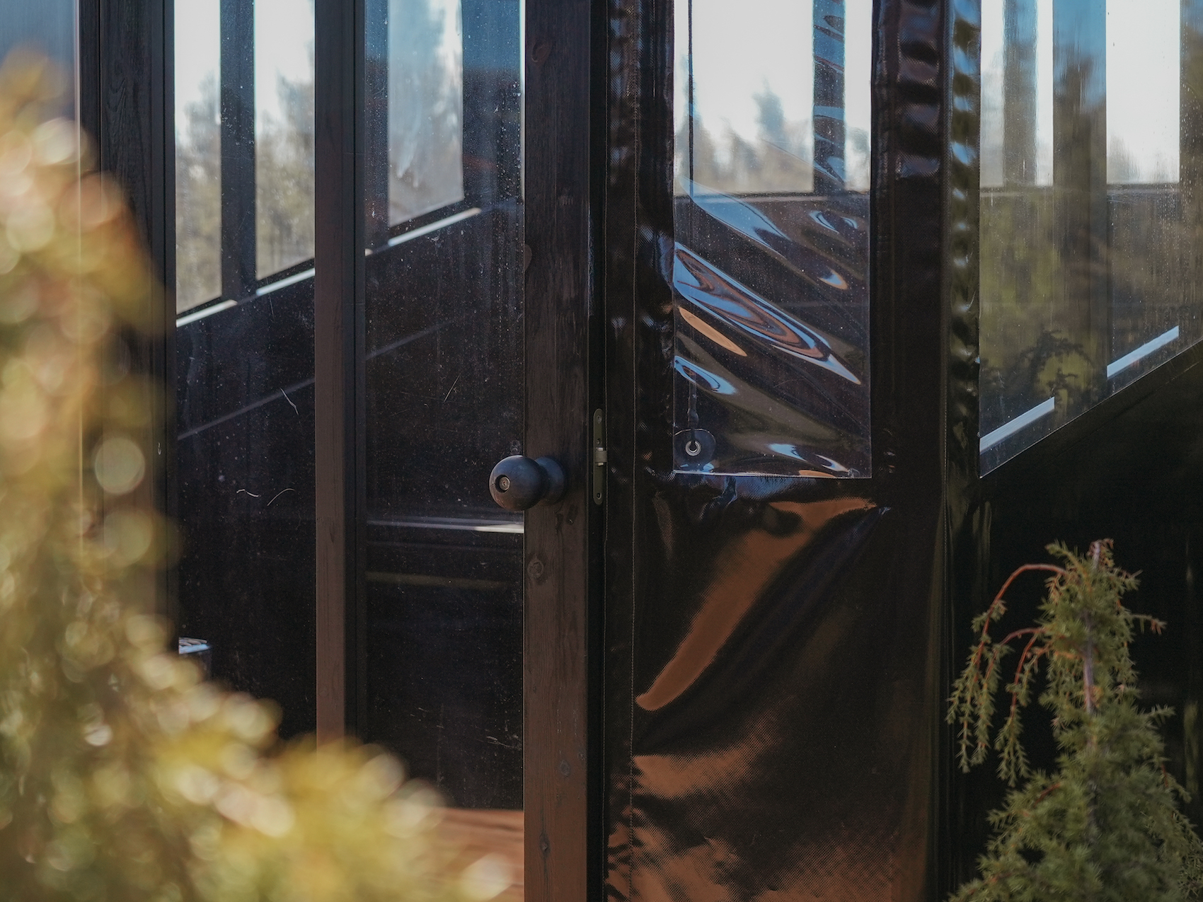 A holiday house with a sauna and a hot tub in the woods, Estonian cabin mirror house with jacuzzi - Juniper Minivillas, the best holiday homes in Estonia