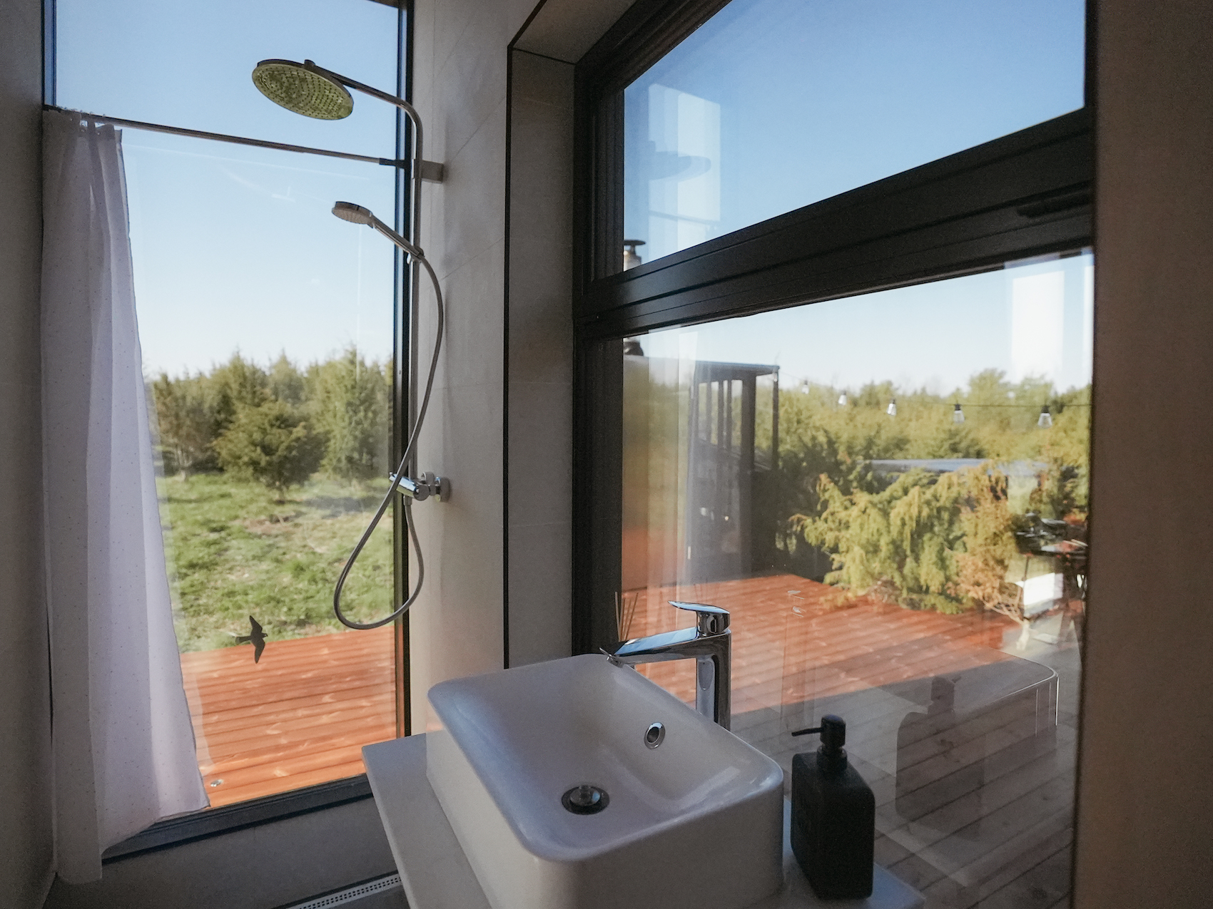 A holiday house with a sauna and a hot tub in the woods, Estonian cabin mirror house with jacuzzi - Juniper Minivillas, the best holiday homes in Estonia